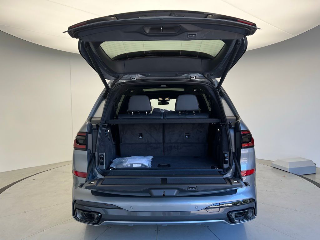 Thumbnail: 2026 BMW X7 - 5