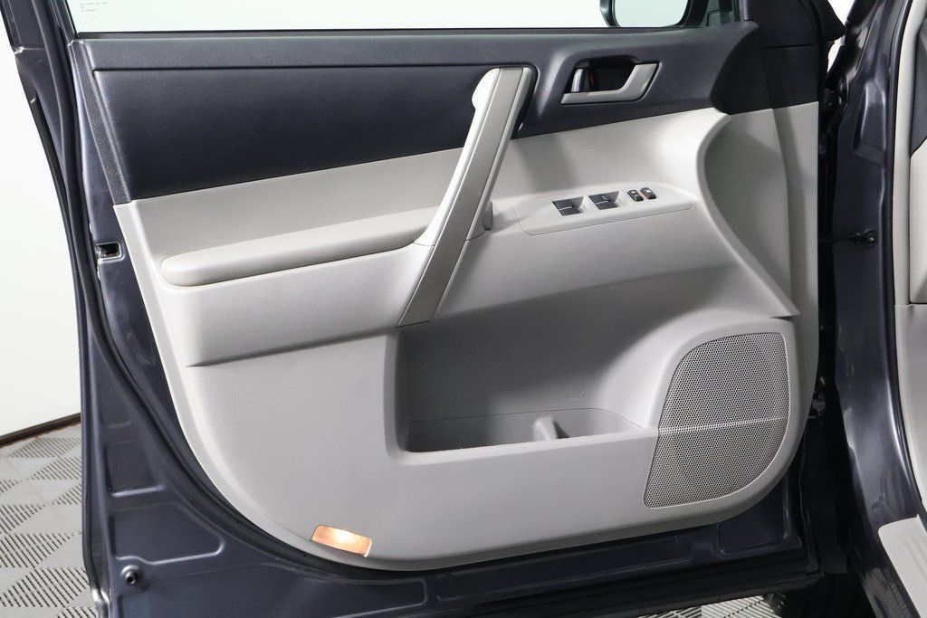 Thumbnail: 2012 Toyota Highlander - 13