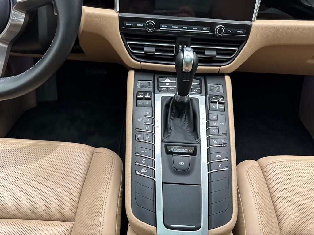 2021 Porsche Macan  24