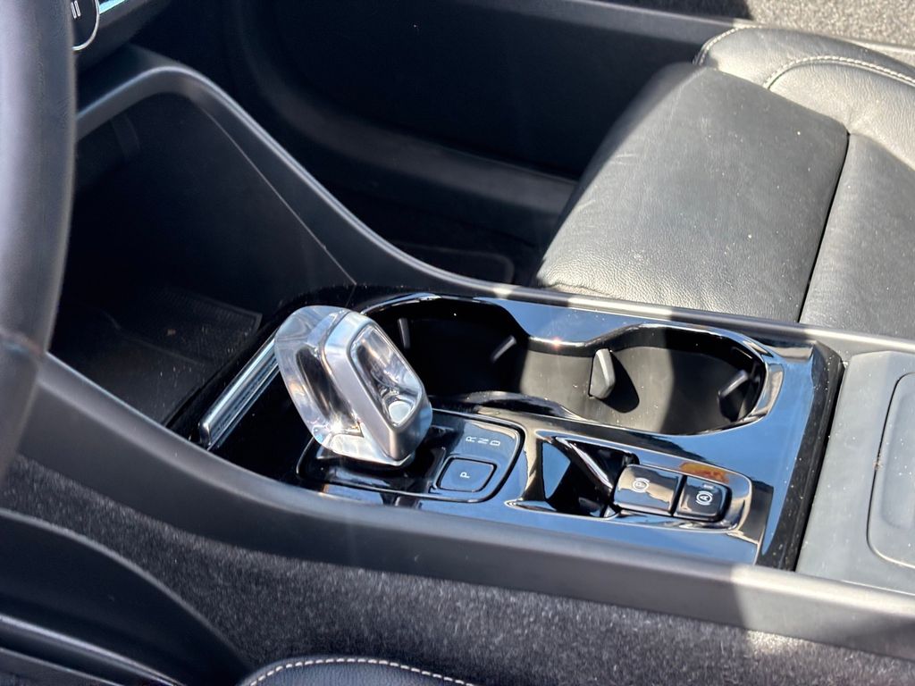 Used Car 2023 Volvo Xc40  B5 Plus Bright Theme For Sale Under $30,000 In Austin, Texas