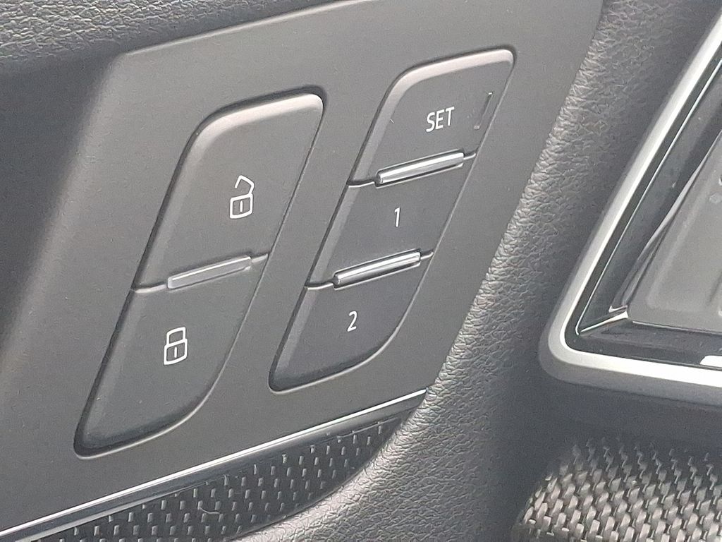 Thumbnail: 2025 Audi SQ5 - 25