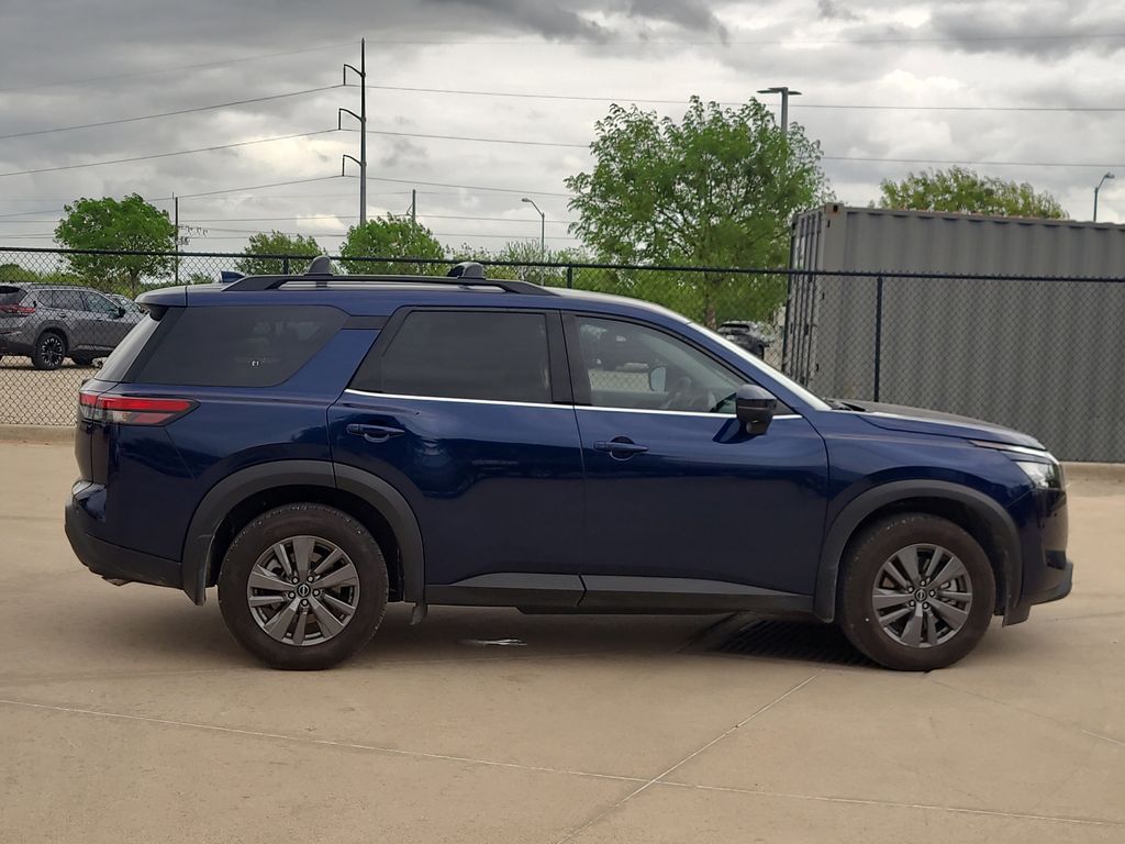 View vehicle photo 4