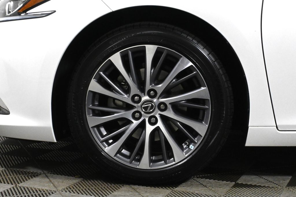 Thumbnail: 2021 Lexus ES - 12