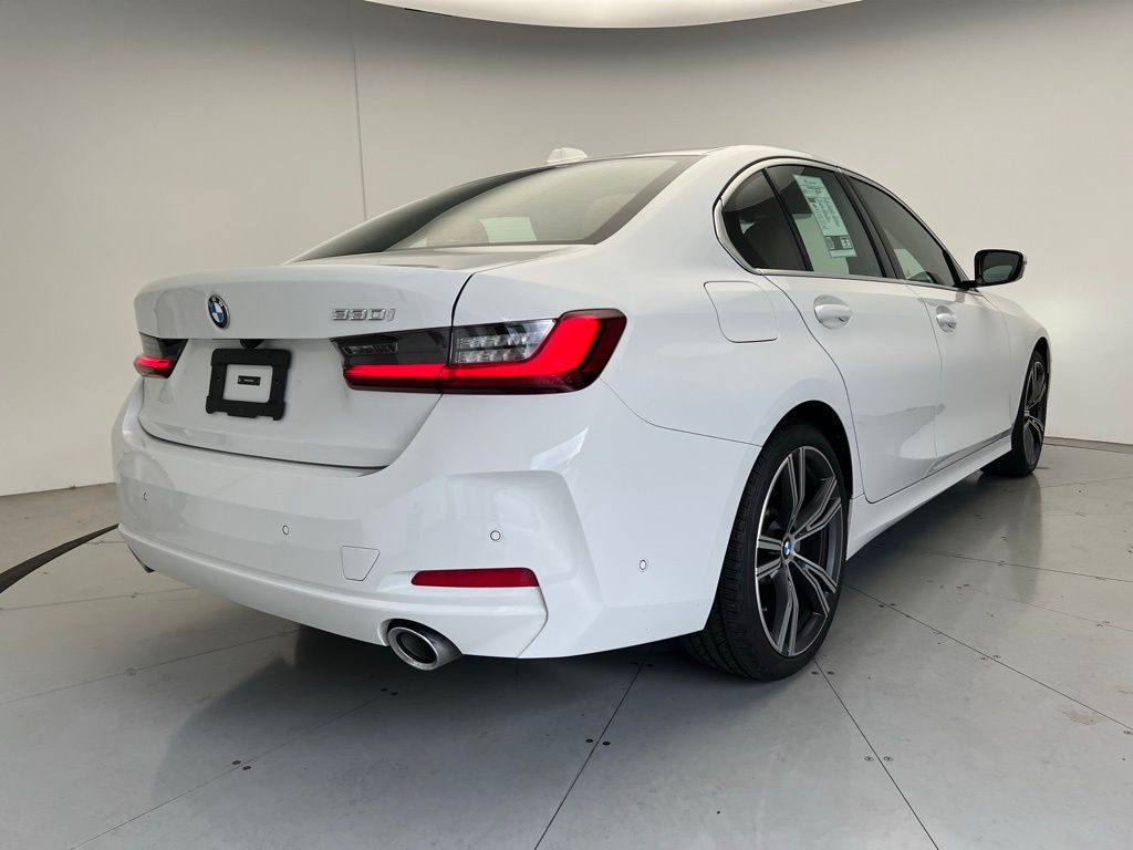 Thumbnail: 2024 BMW 3 Series - 3
