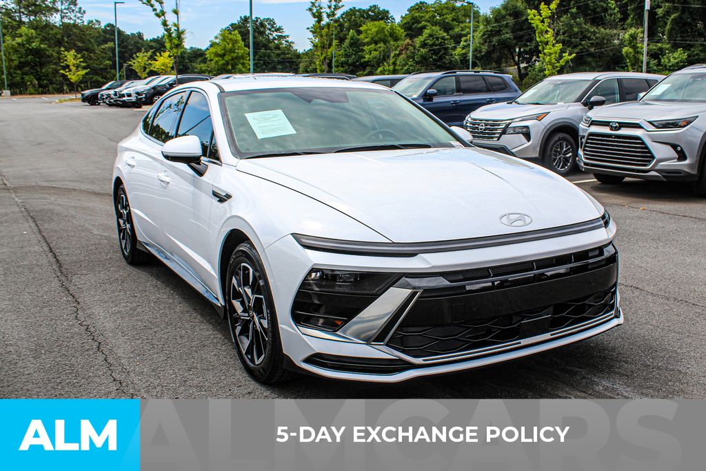 Used 2025 White Hyundai SEL image 4