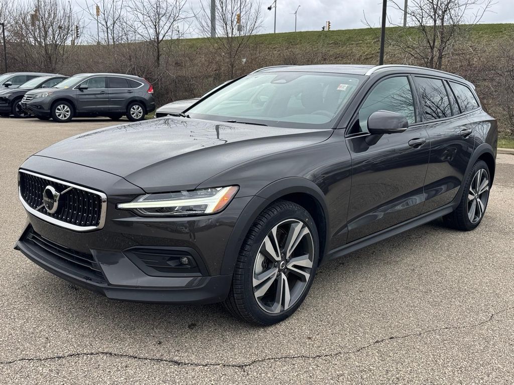 Platinum Gray Metallic 2025 Volvo V60 Cross Country B5 Plus AWD Wagon All-Wheel Drive Automatic
