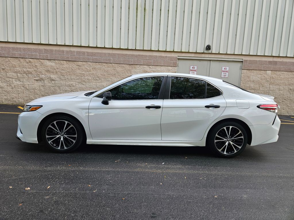 2018 Toyota Camry SE 2