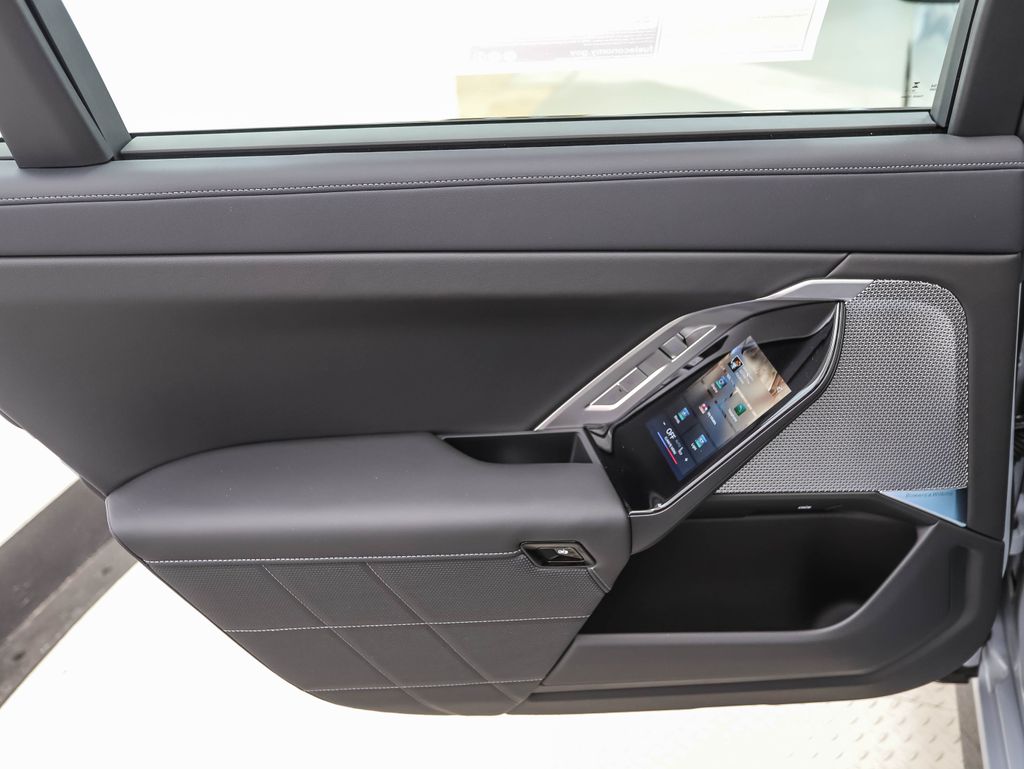 2025 BMW 7 Series 740i xDrive 18