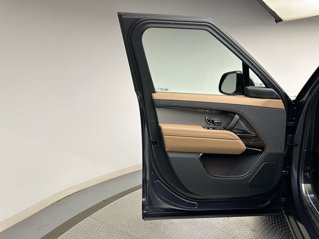 Thumbnail: 2026 Land Rover Range Rover Sport - 9