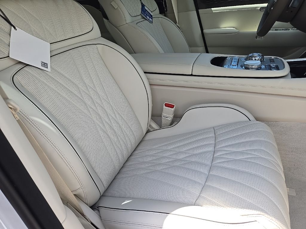 2025 Genesis G90  23