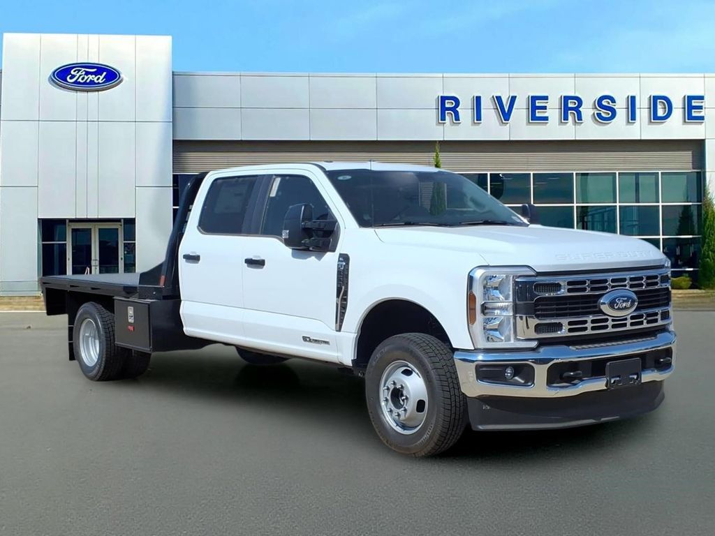 Oxford White 2026 Ford F-350 Super Duty Chassis Pickup Truck Four-Wheel Drive Automatic