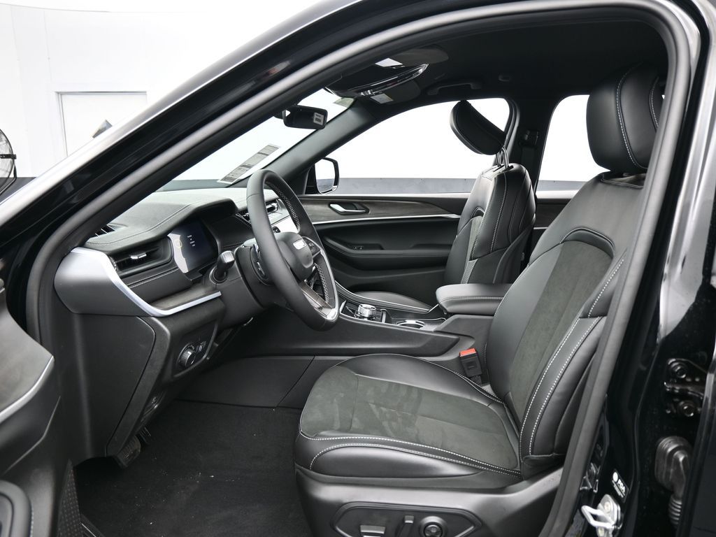 New 2026 Diamond Black Crystal Pearlcoat Jeep Laredo image 11