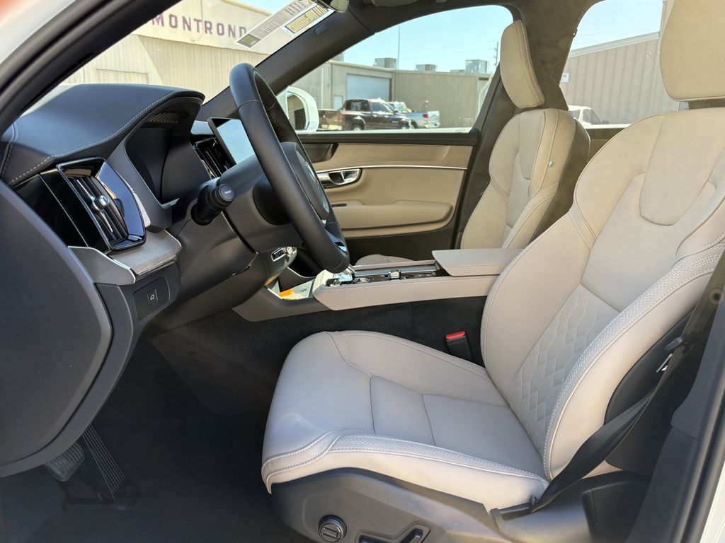 New 2026 Crystal White Volvo B6 Plus 7-Seater image 12