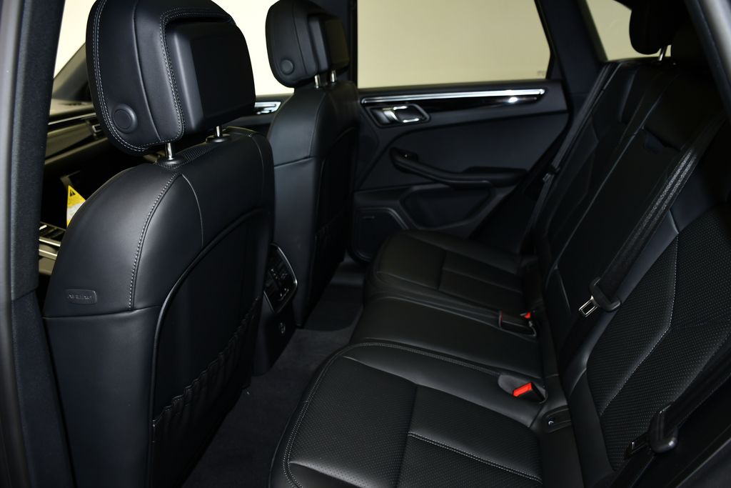 Thumbnail: 2026 Porsche Macan - 21