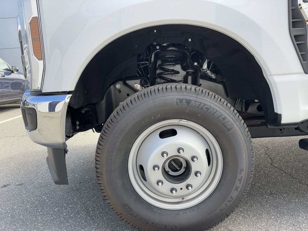 New 2024 Oxford White Ford F-350® XL image 18