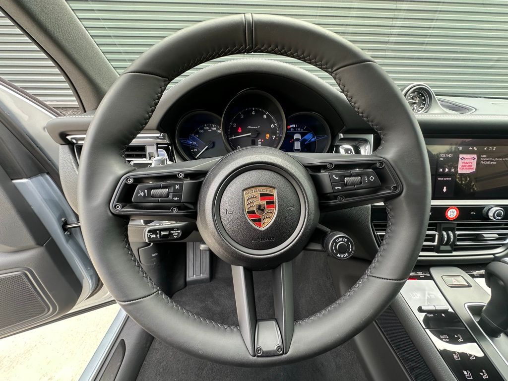 Thumbnail: 2025 Porsche Macan - 18
