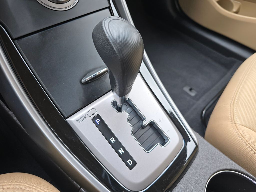 2013 Hyundai Elantra GLS photo 21