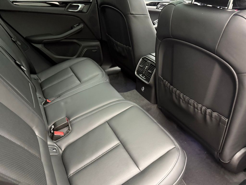 Thumbnail: 2026 Porsche Panamera - 31