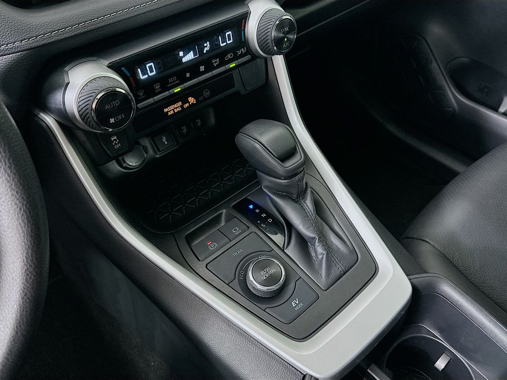 2022 Toyota RAV4 XLE 16
