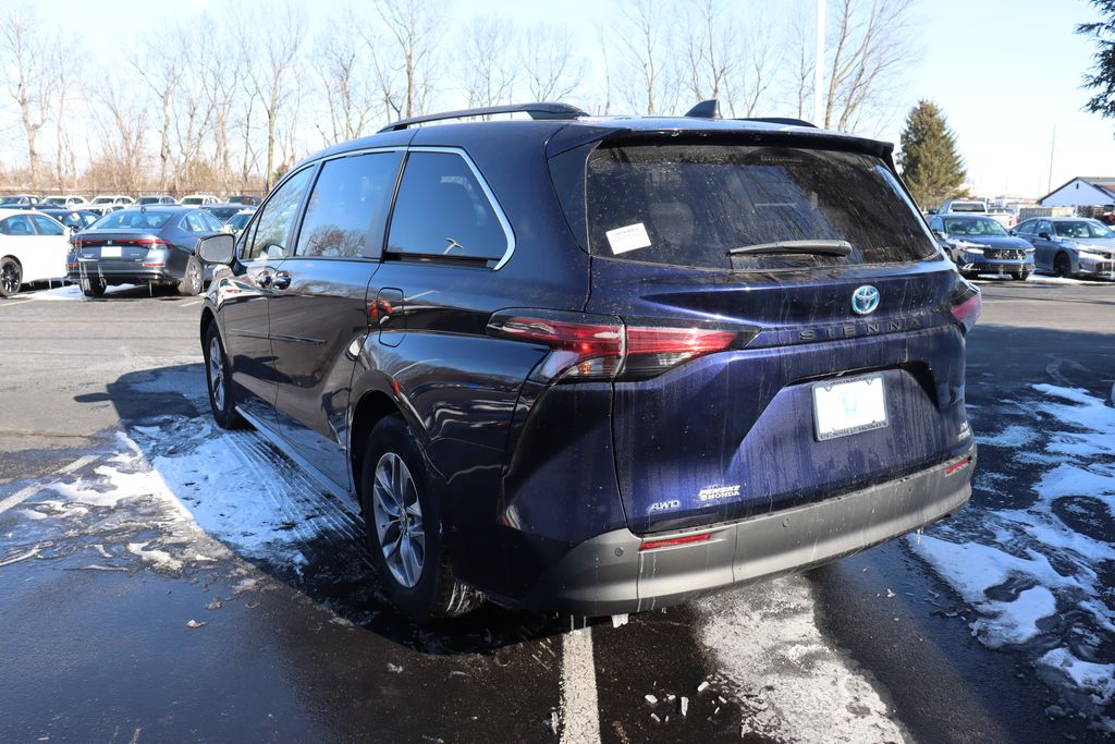 2022 Toyota Sienna XLE 3