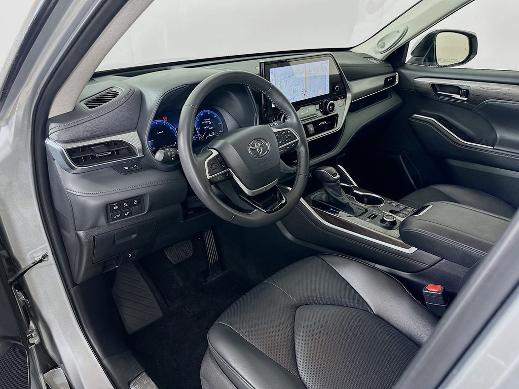 Thumbnail: 2024 Toyota Highlander - 9