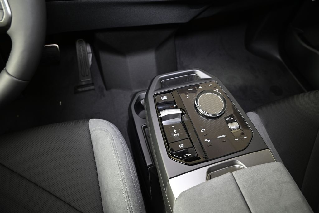 Thumbnail: 2026 BMW iX - 19