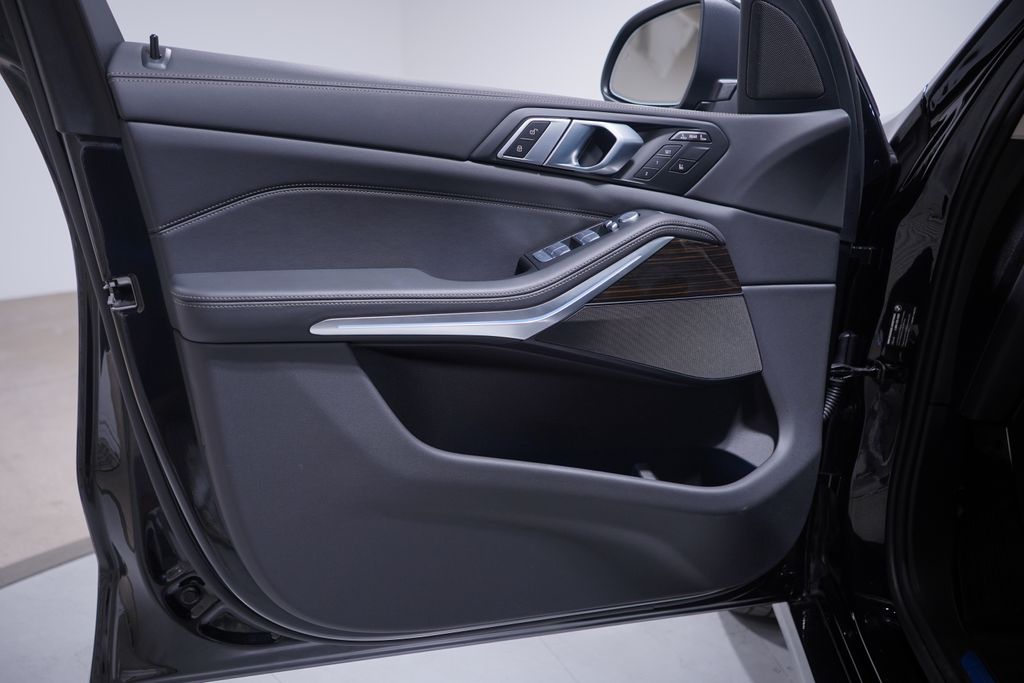 Thumbnail: 2025 BMW X7 - 17