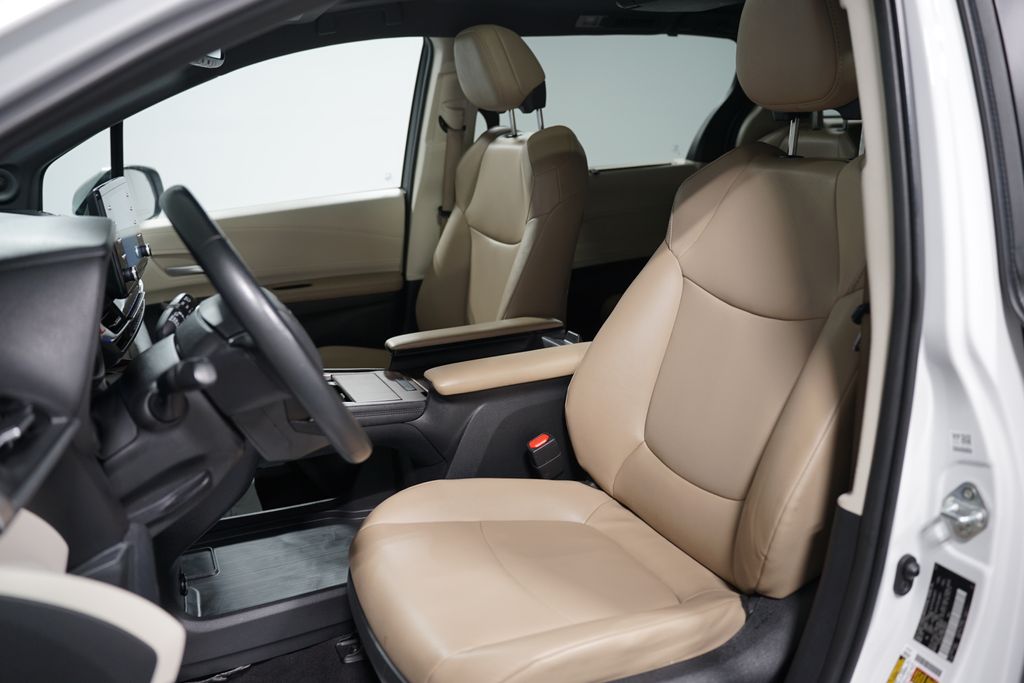 2022 Toyota Sienna XLE 28