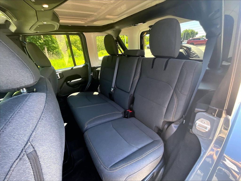 2024 Jeep Wrangler — photo 15