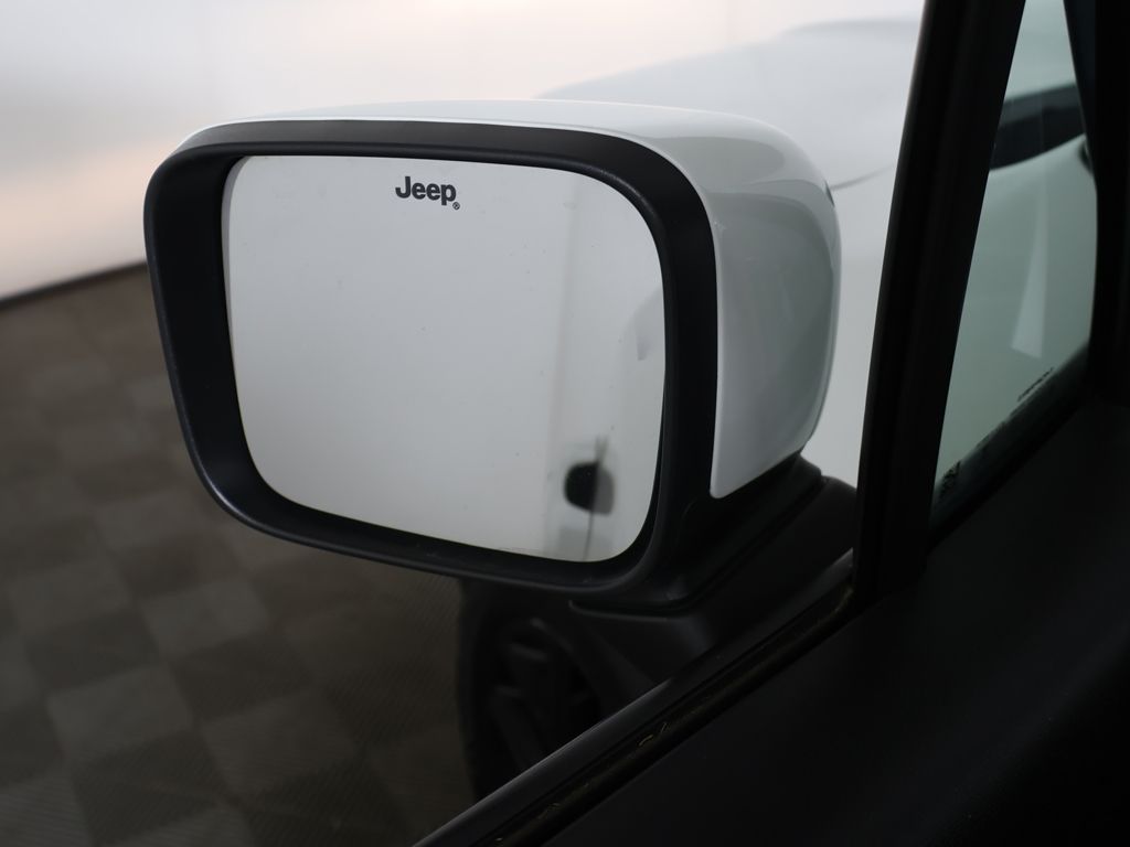 Used 2018 White Jeep Latitude image 29