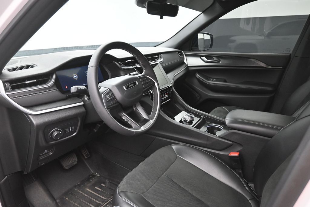 Used 2025 Jeep Grand Cherokee SUV