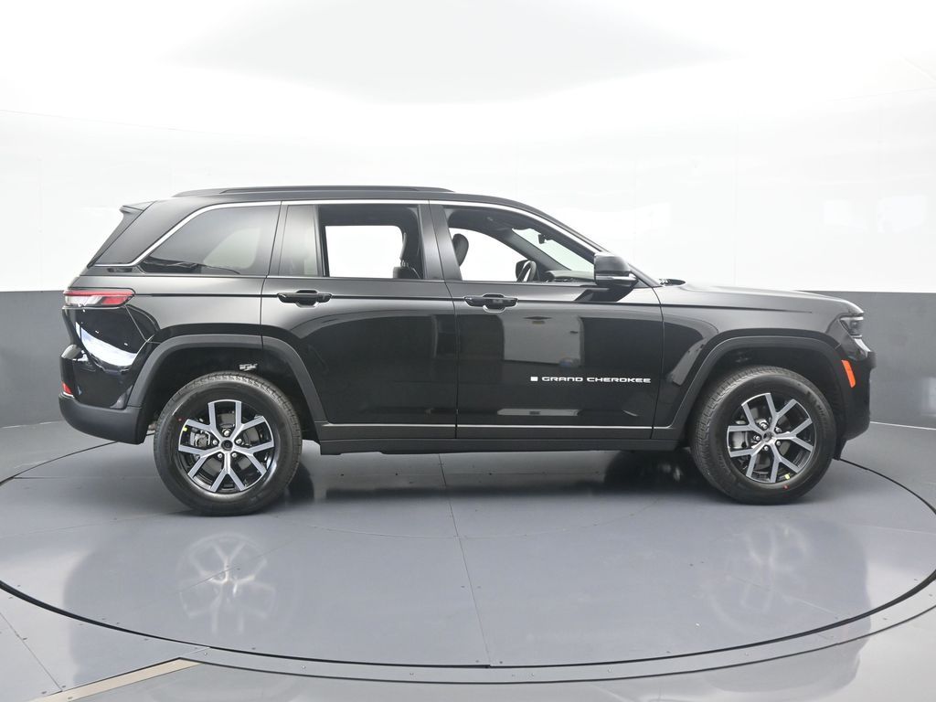 Used 2025 Diamond Black Crystal Pearlcoat Jeep Limited image 7