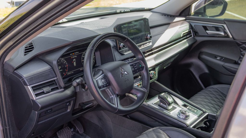 Used 2024 Mitsubishi Outlander SEL 4D Sport Utility