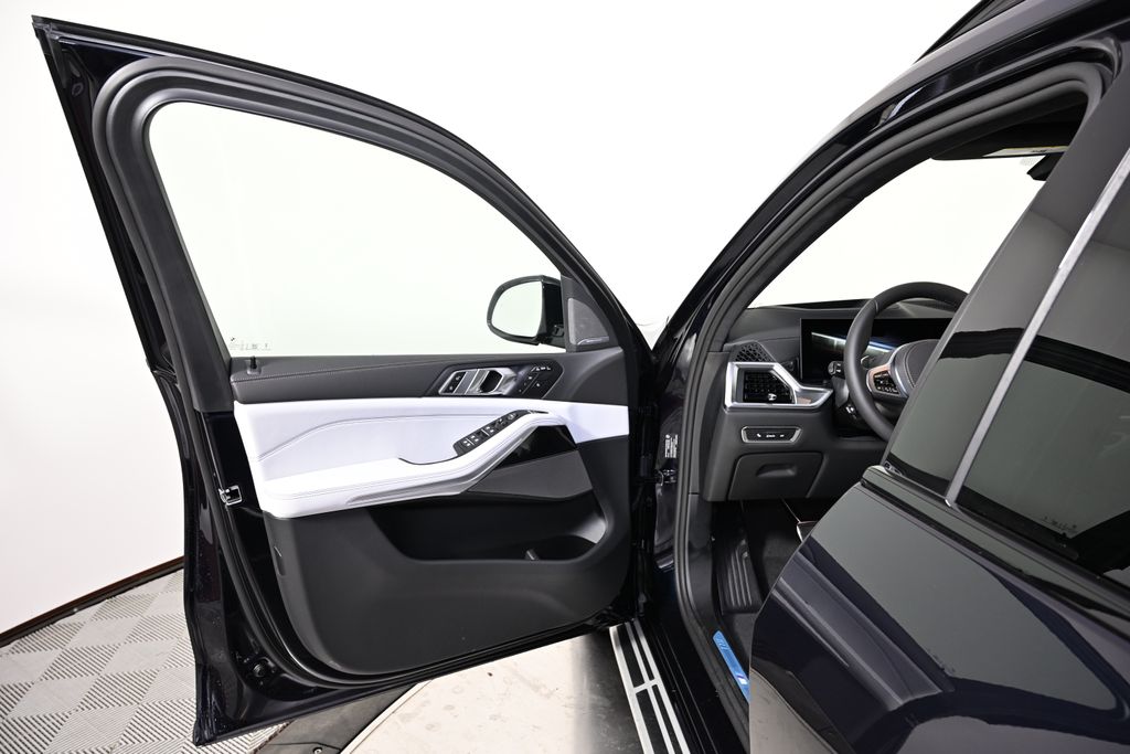 Thumbnail: 2026 BMW X7 - 21