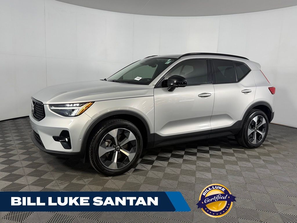 2023 Volvo XC40 B5 Plus Dark Theme AWD