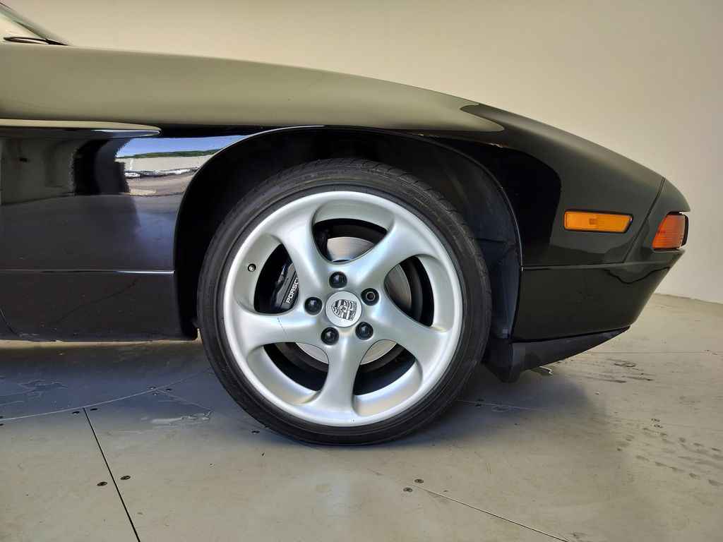 Thumbnail: 1988 Porsche 928 - 25