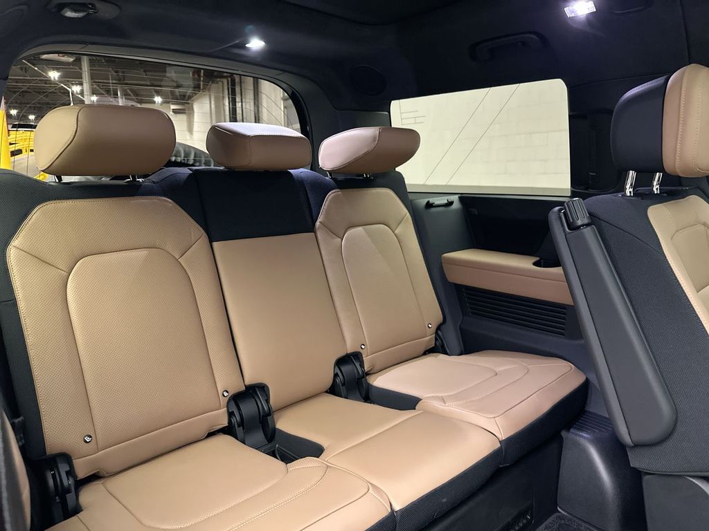 2025 Land Rover Defender 130 8