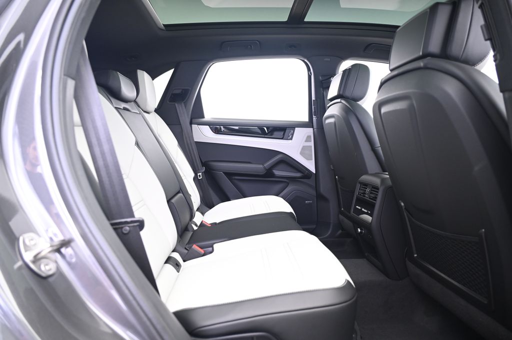 Thumbnail: 2025 Porsche Cayenne - 18