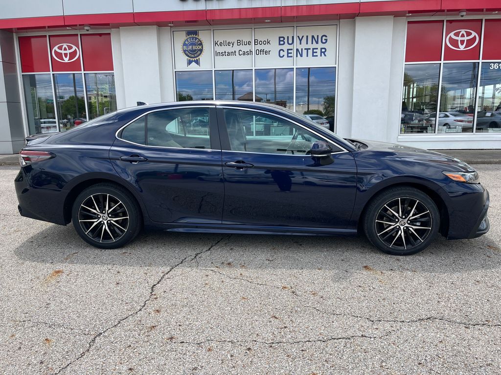 2022 Toyota Camry SE photo