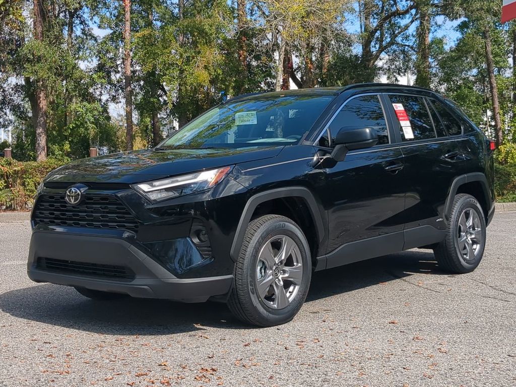 2025 Toyota RAV4 LE's photo