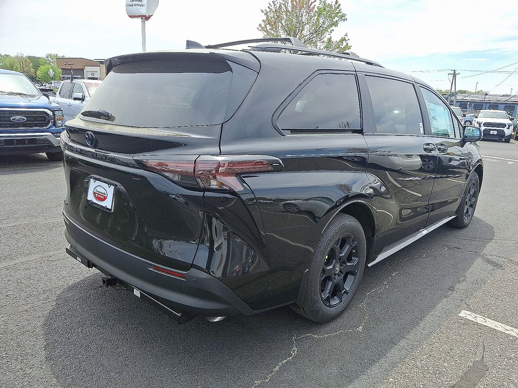 2025 Toyota Sienna L 4