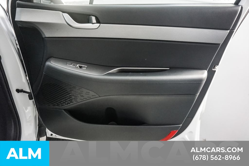 Used 2025 White Hyundai SE image 39
