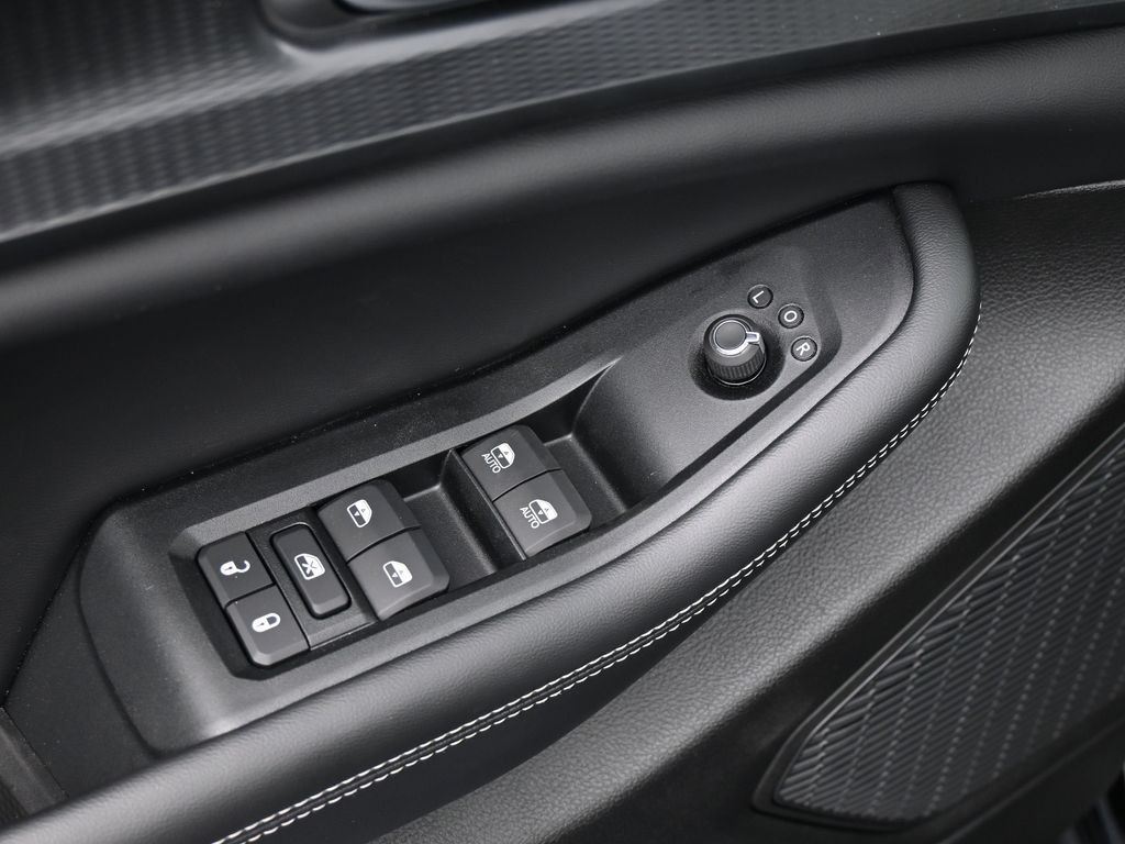 New 2026 Diamond Black Crystal Pearlcoat Jeep Laredo image 17