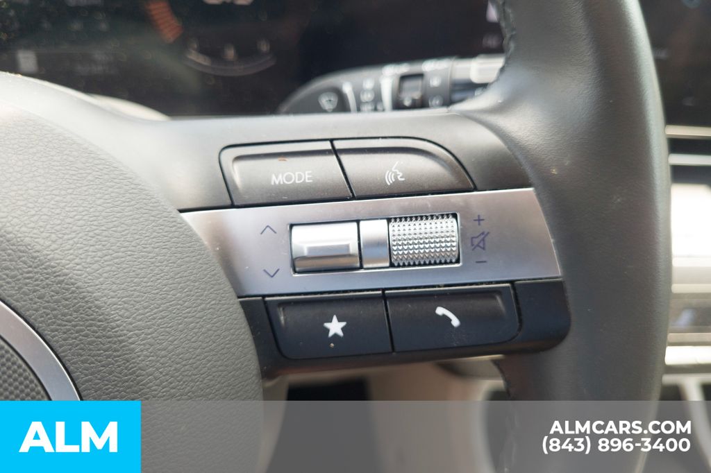Used 2025 White Hyundai SEL image 10