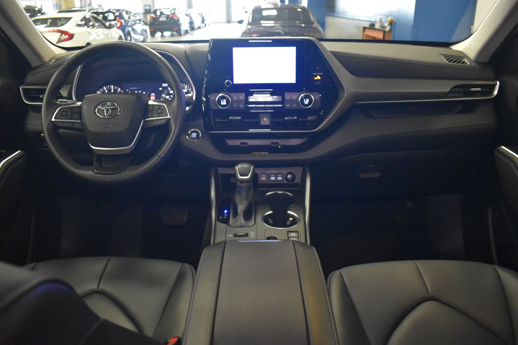 Thumbnail: 2023 Toyota Highlander - 18