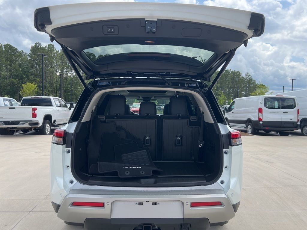 2025 Everest White Pearl Tricoat/Super Black Nissan Pathfinder Platinum FWD SUV