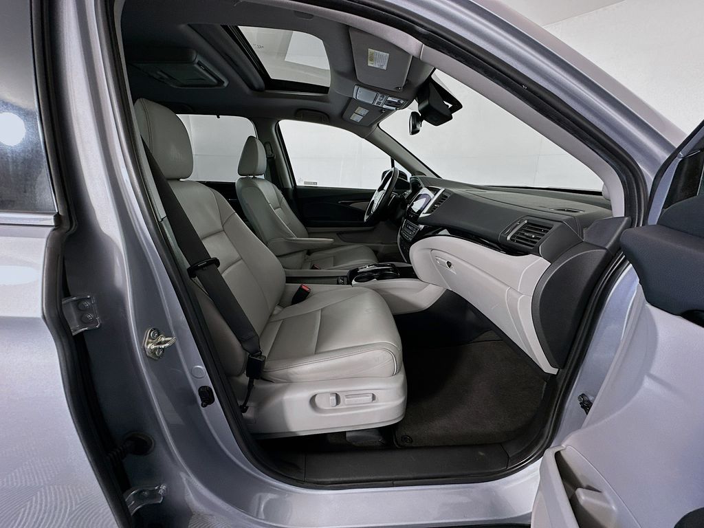 Thumbnail: 2018 Honda Pilot - 32