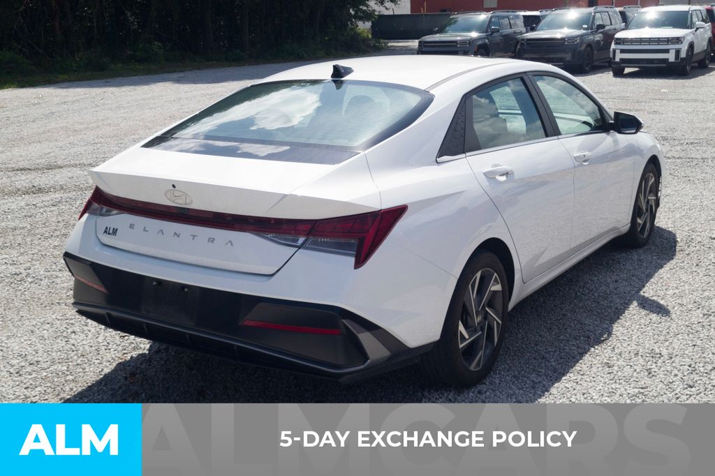 Used 2024 White Hyundai SEL image 3