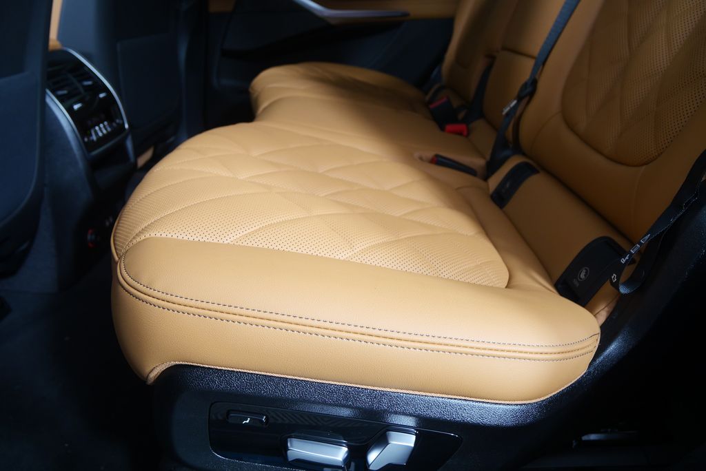 Thumbnail: 2026 BMW X7 - 15