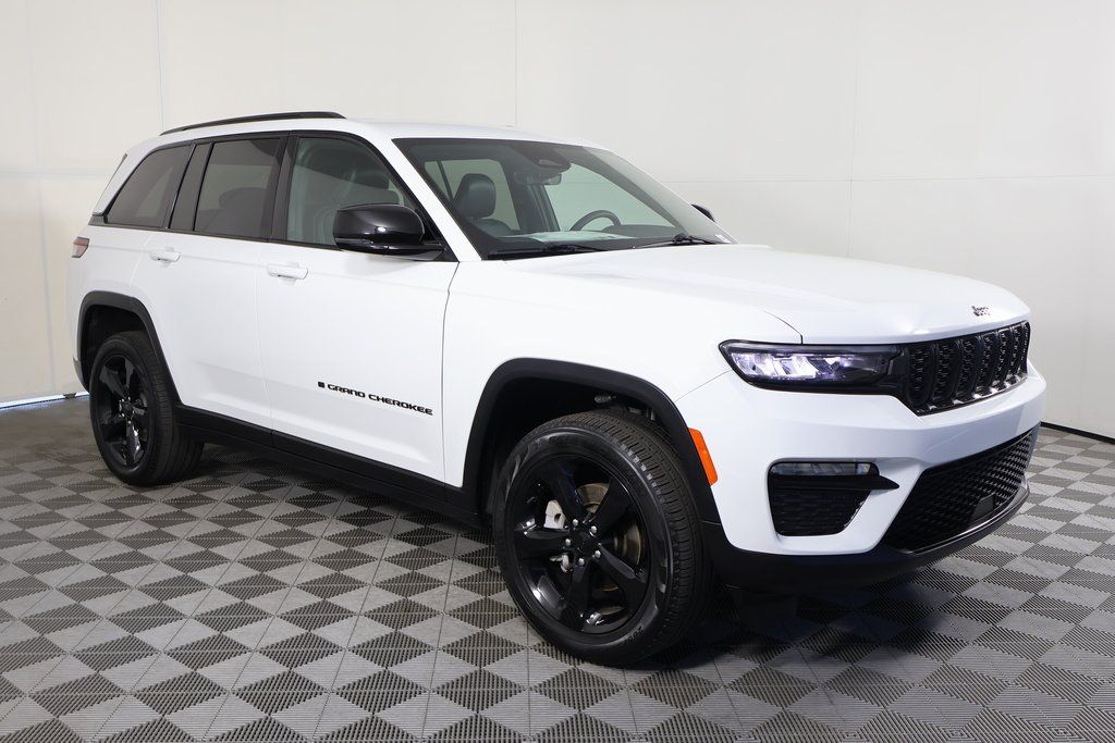 Thumbnail: 2025 Jeep Grand Cherokee - 3